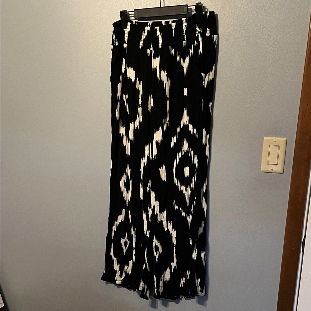 Black and White Patterned Women's pants